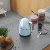 SMEG KONVICE PASTELOVA MODRA SCENA 03