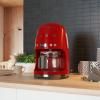 SMEG KAVOVAR NA PREKAPAVANOU KAVU CERVENA SCENA 02