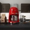 SMEG KAVOVAR NA PREKAPAVANOU KAVU CERVENA SCENA 01